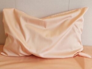 Satininis pagalvės užvalkalas persikinės spalvos No Harsh