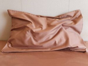 Satininis pagalvės užvalkalas rudos spalvos No Harsh