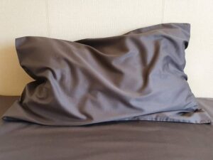 Satininis pagalvės užvalkalas tamsiai pilkos spalvos No Harsh
