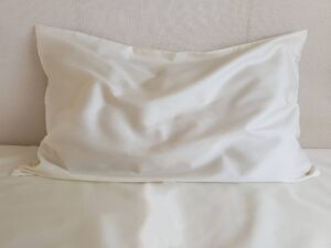 Satininis pagalvės užvalkalas baltas pieno spalvos