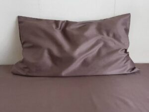 Satininis pagalvės užvalkalas tamsiai rudos spalvos No Harsh