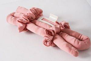Rožinė šilkinė garbanojimo juosta su šilkinėmis gumytėmis ir segtuku